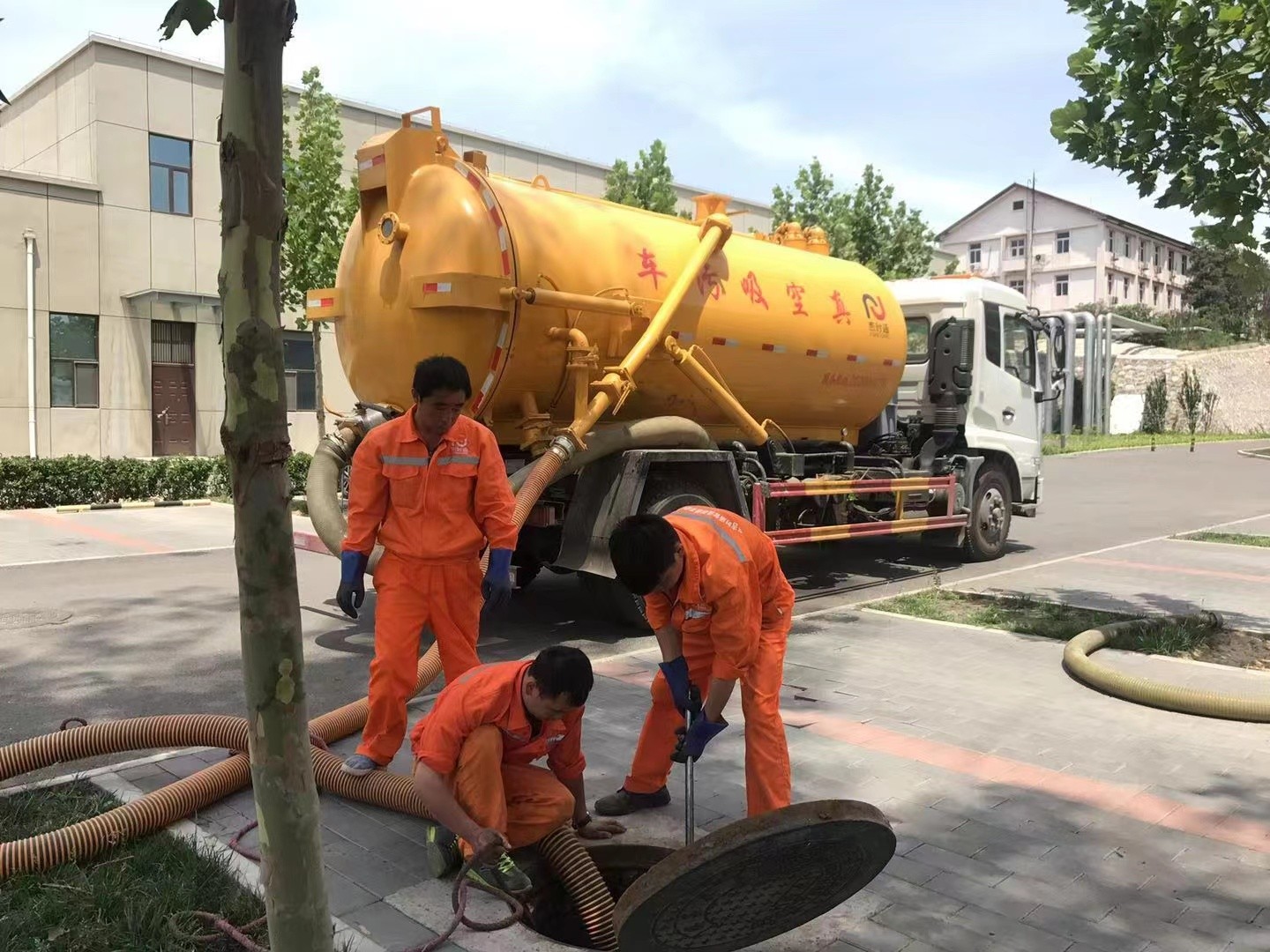 枣庄管道疏通车停在窨井附近