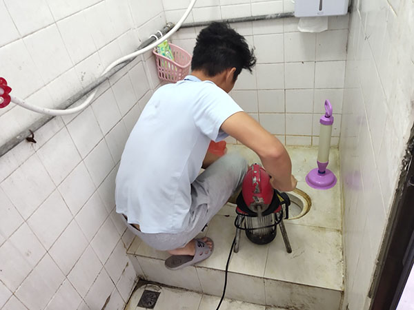 枣庄管道堵塞冒臭气 专业师傅现场解决问题